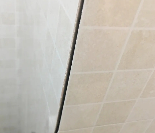 克山瓷砖空鼓维修公司分享阳台瓷砖脱落的修复过程可以分为以下几个步骤