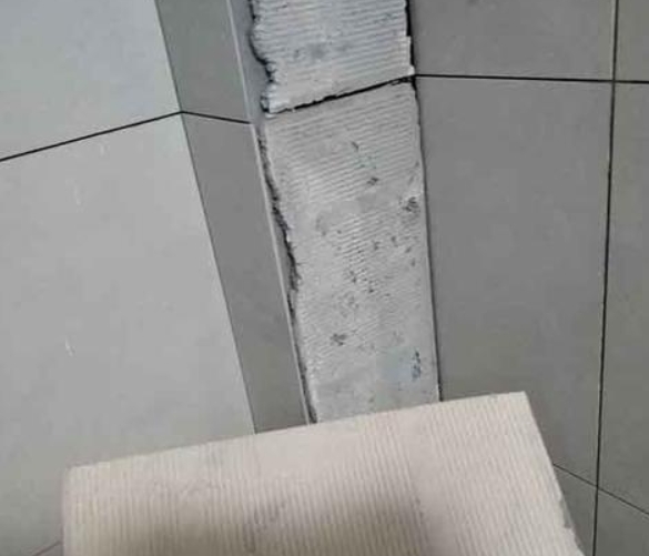 克山瓷砖空鼓维修公司分享下厨房瓷砖脱落的补救措施。
